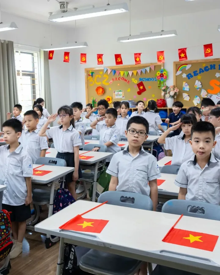 Giảng viên chữa bài